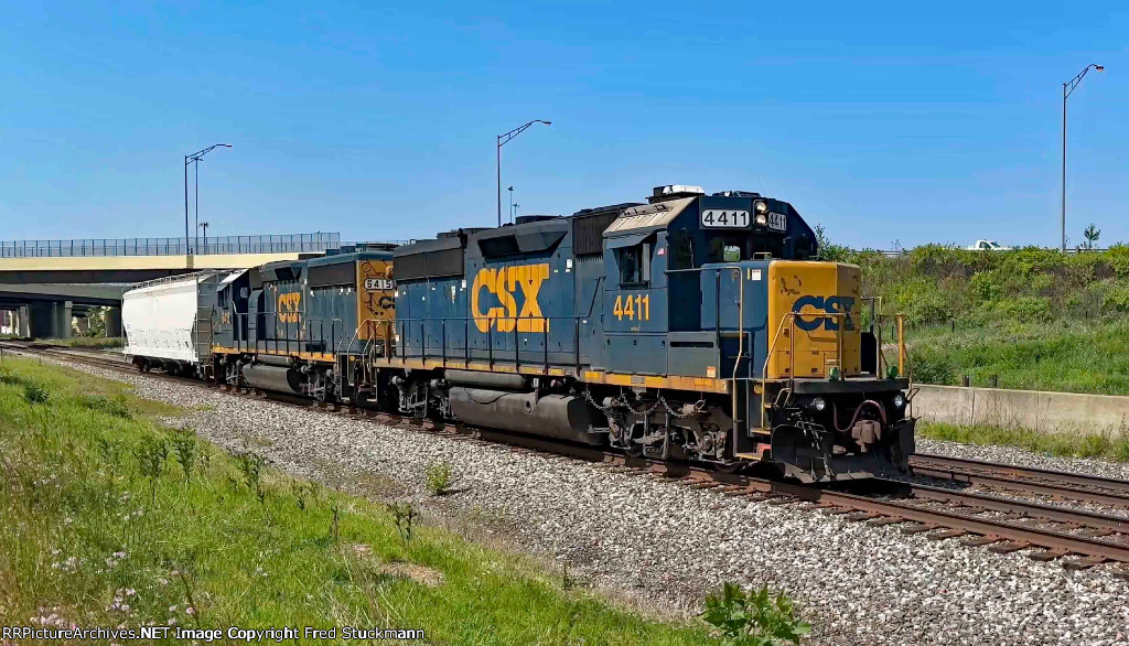 CSX 4411 leads L320.